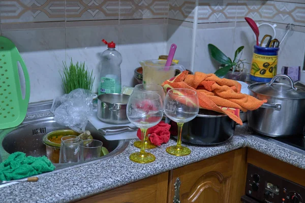 Cocina sucia después de la cena pila y vasos — Foto de Stock