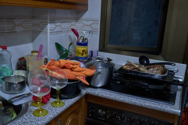 Cozinha suja após o jantar pilha e óculos — Fotografia de Stock