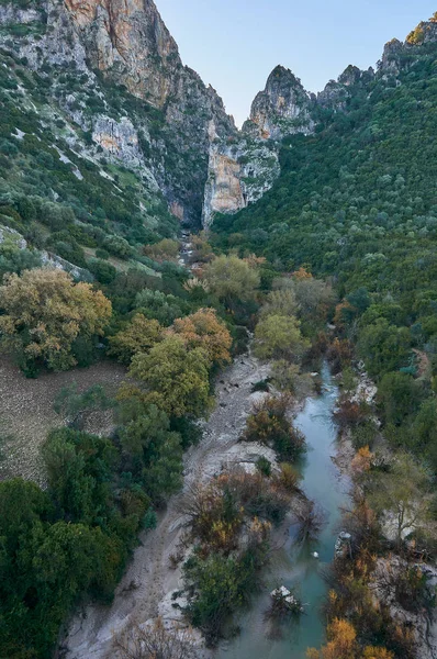 Via verde természeti tározó, folyóval — Stock Fotó