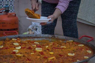 Büyük ev yapımı tavuk paella