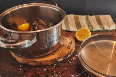 Buharlı İspanyol usulü taze pişmiş midye.