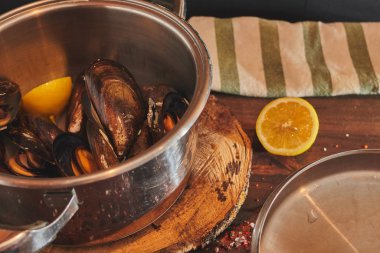 Buharlı İspanyol usulü taze pişmiş midye.