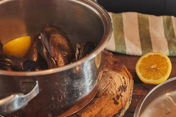 Frissen főtt kagyló párás spanyol stílusban — Stock Fotó