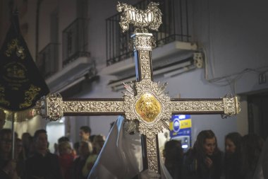 Marbella 'daki kutsal haftanın geçit töreninde çapraz rehber.