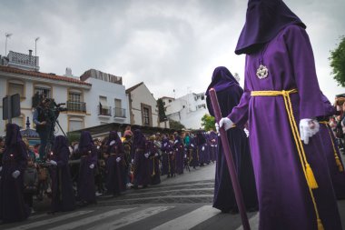 İspanya 'nın Marbella şehrinde Kutsal Hafta (Semana Santa) alayı