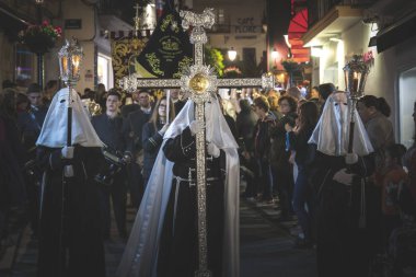 Marbella 'daki kutsal haftada haç rehberini taşıyan haç adam.
