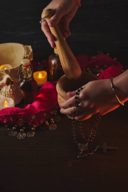 İksirler, kafatası, havan, antika şişeler ve cadı masasında mumlarla dolu korkunç bir hayat. Cadılar Bayramı ya da esrarengiz kavram.