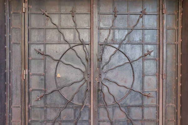 Porta de ferro místico e mágico com setas — Fotografia de Stock