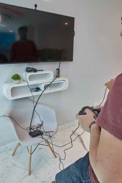 Twee Mannen Spelen Met Retro Joysticks Verbonden Met Een Oude — Stockfoto