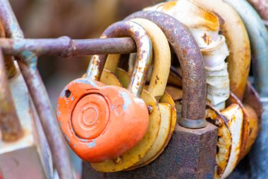 Eski paslı kilitler, evlilik ve sonsuz aşkın sembolü olarak evliliklerinde kapanır..