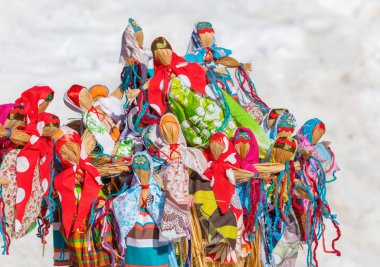 Renkli el yapımı Maslenitsa bebekleri yığını. 