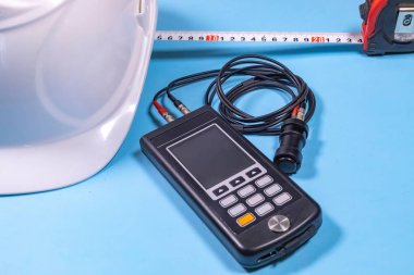 Beyaz şapka, ultrasonik ölçüm cihazı ve yıkıcı olmayan test prosedürlerini gösteren bir bant hattı (ndt).