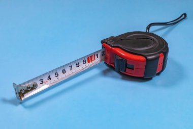 Teyp hattı, mavi arka planda izole edilmiş en popüler ölçüm cihazıdır.