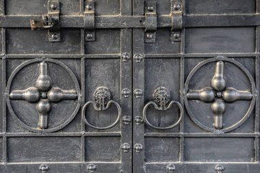 Dekoratif saplı eski bir tapınağın kapalı metal kapısı..