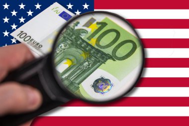 Banknotlar yakın soruşturma altında. Mali ilişkileri gösteren kavram.