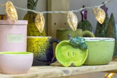 Hediye olarak el yapımı seramik kaplar. Elma şekilli tabak