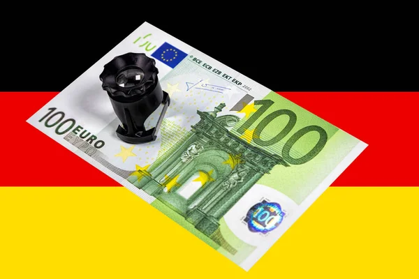 Sto Banknotów Euro Objętych Ścisłym Badaniem Koncepcja Ilustrująca Stosunki Finansowe — Zdjęcie stockowe