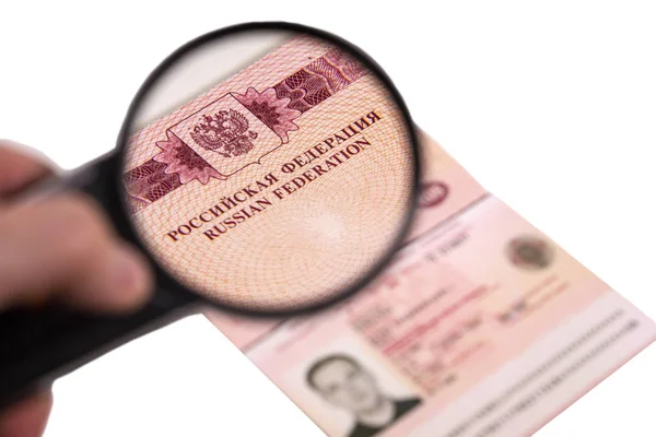 Russain 'in yabancı geçişini büyüteçle izlemek. 