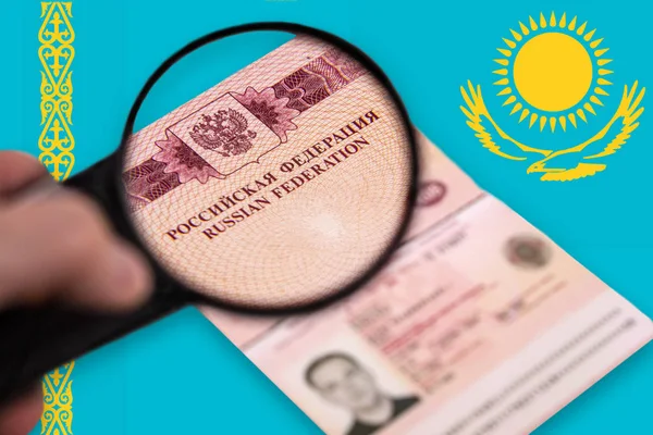 Russain 'in yabancı geçişini büyüteçle izlemek. 