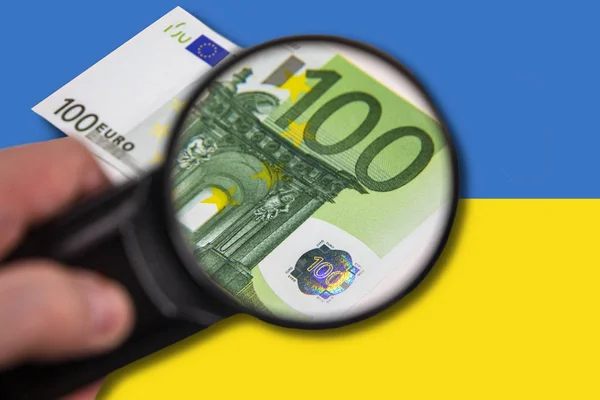 Banknotlar yakın soruşturma altında. Mali ilişkileri gösteren kavram.