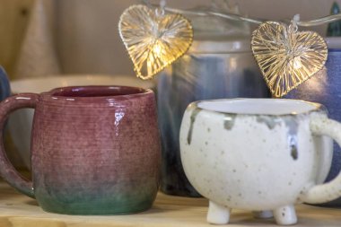 El yapımı seramik bardak lar hediye olarak hazır. 