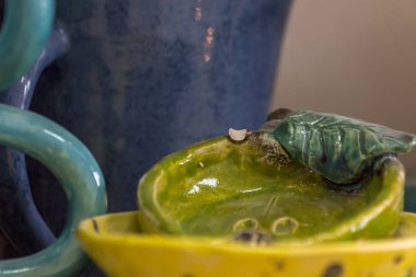 El yapımı seramik bardak lar hediye olarak hazır. 