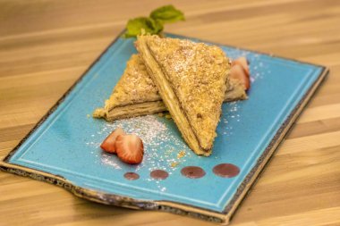 Lezzetli bir tatlı. Klasik bir Napolyon ya da çilekle süslenmiş milenyum pastası..