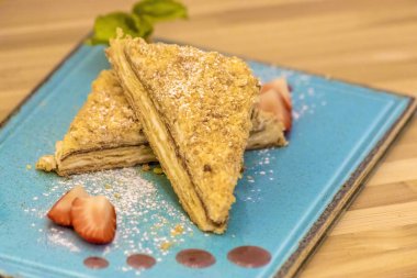 Lezzetli bir tatlı. Klasik bir Napolyon ya da çilekle süslenmiş milenyum pastası..