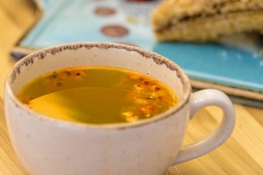 Millefeuille kekiyle ahşap masada deniz dikenli çay.