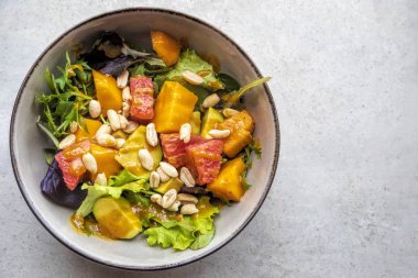 Hafif ve besleyici kahvaltı için mangolu greyfurtlu sağlıklı salata ve avokado. 