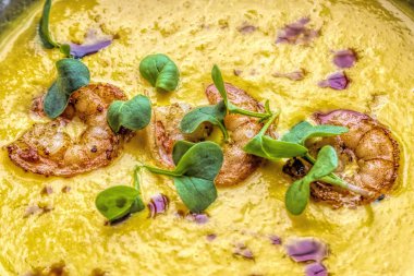 Tom üç karidesli leziz çorba.