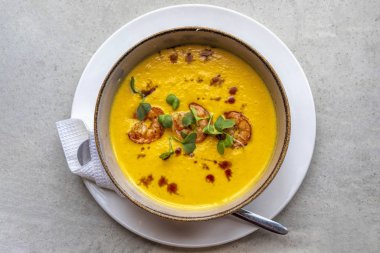 Tom üç karidesli leziz çorba.