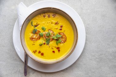 Tom üç karidesli leziz çorba.