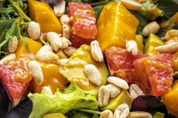 Hafif ve besleyici kahvaltı için mangolu greyfurtlu sağlıklı salata ve avokado. 