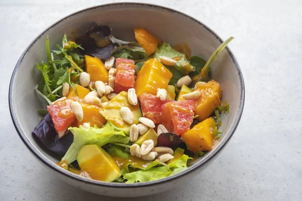 Hafif ve besleyici kahvaltı için mangolu greyfurtlu sağlıklı salata ve avokado. 