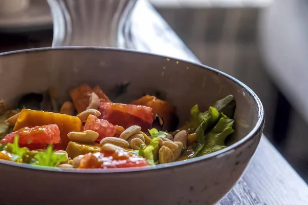 Hafif ve besleyici kahvaltı için mangolu greyfurtlu sağlıklı salata ve avokado. 