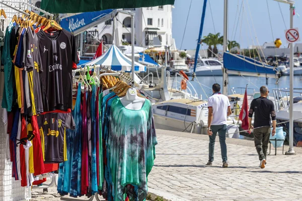 EL KANTAOUI, TUNISIA - 09.28.2019 Port El Kantaoui 'nin dolgu alanındaki giyim mağazası.