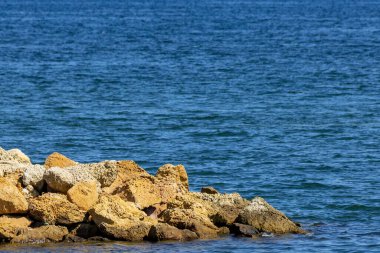 Güneşli bir günde kayalar ve deniz