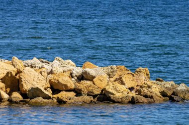 Güneşli bir günde kayalar ve deniz