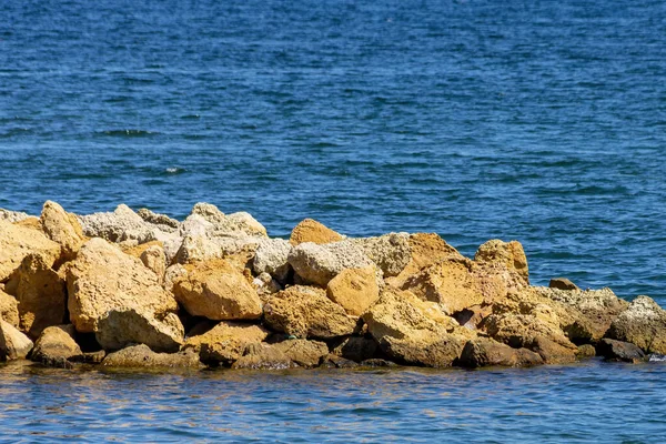 Güneşli bir günde kayalar ve deniz