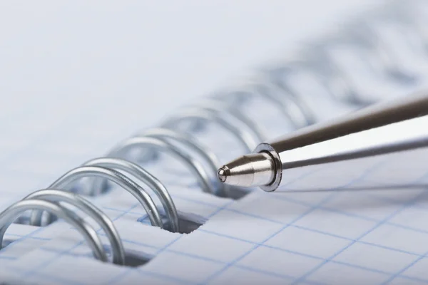 Шариковая ручка и ноутбук — стоковое фото