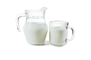 Sürahi ve bardak süt ile