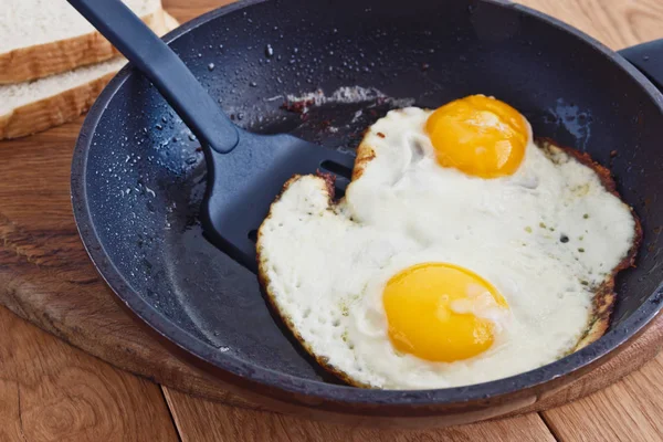 Gebakken eieren in een koekenpan — Stockfoto