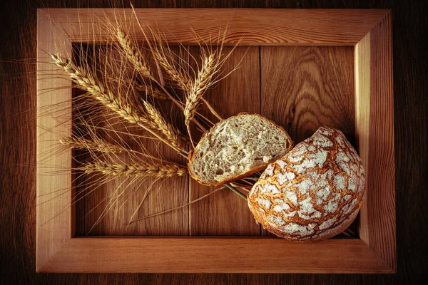 Pão redondo e espiguetas — Fotografia de Stock