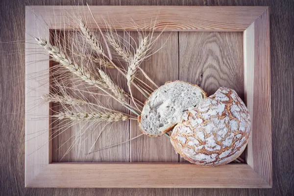 Ronde brood en spikelets — Stockfoto