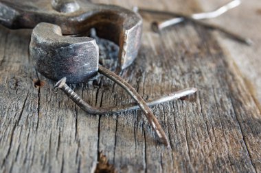 Maşa ve bükülmüş tırnaklar