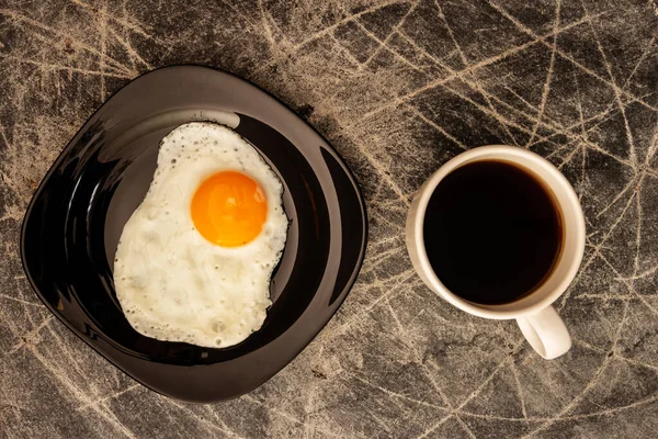 Fried Chicken Egg Black White Plate Dark Scratched Background — Stock Photo, Image