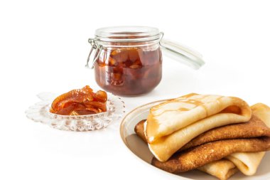 Cam kavanozdaki elma dilimlerinden reçel, yakın plan gözleme ve beyaz arkaplanda reçelli soket.