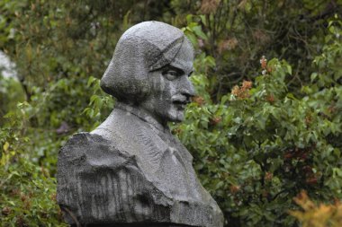 Ukrayna 'nın Nizhyn kentindeki Pedagoji Üniversitesi' nin parkında bulunan Mykola Gogol anıtı