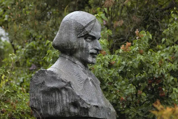 乌克兰Nizhyn师范大学公园中的Mykola Gogol纪念碑 — 图库照片